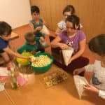 Kinderbetreuung in der FeBg: Kinder holen sich Snacks für den Film